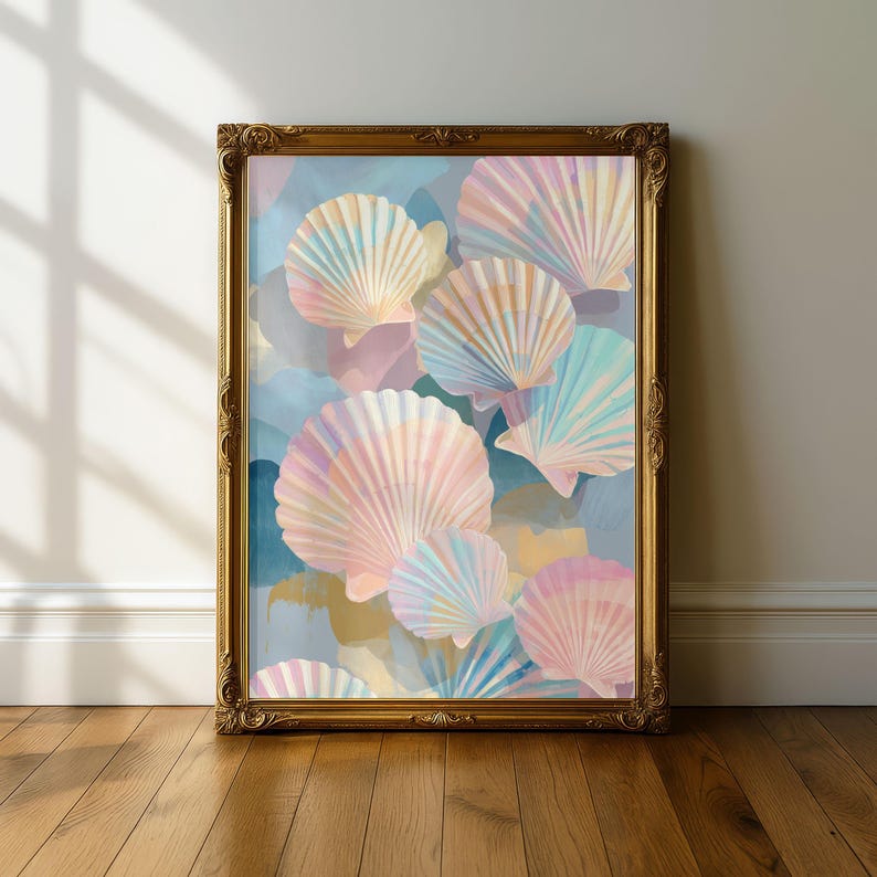 Puede incluir: Una impresi&oacute;n art&iacute;stica enmarcada con un dise&ntilde;o de acuarela de conchas marinas en colores pastel. Las conchas son en tonos de rosa, azul y amarillo, sobre un fondo suave azul y lavanda. El marco es ornamentado con un acabado dorado.