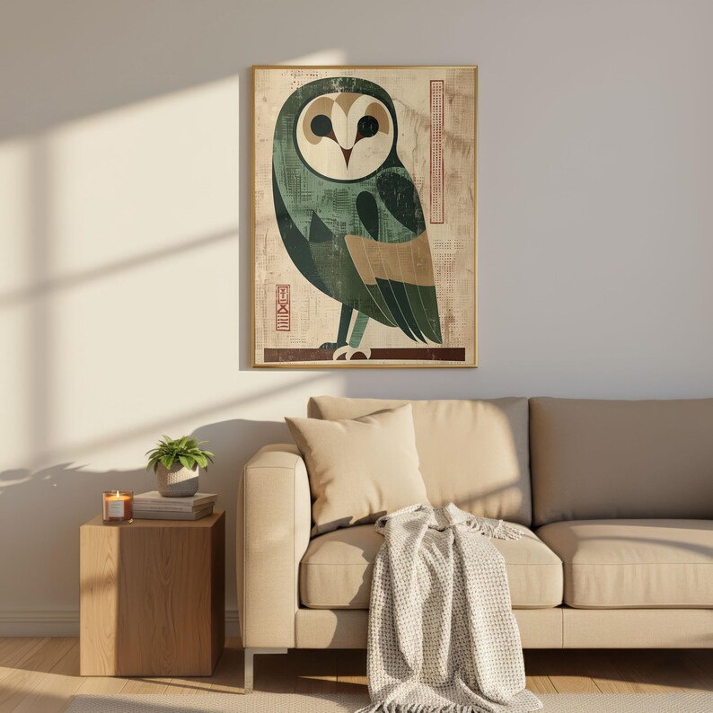 Op de afbeelding: Een ingelijste kunstdruk met een gestileerde uil-illustratie. De uil is afgebeeld in tinten groen, beige en bruin, met een geometrisch ontwerp. De achtergrond heeft een vintage papiertextuur. Het kunstwerk is in een gouden lijst.