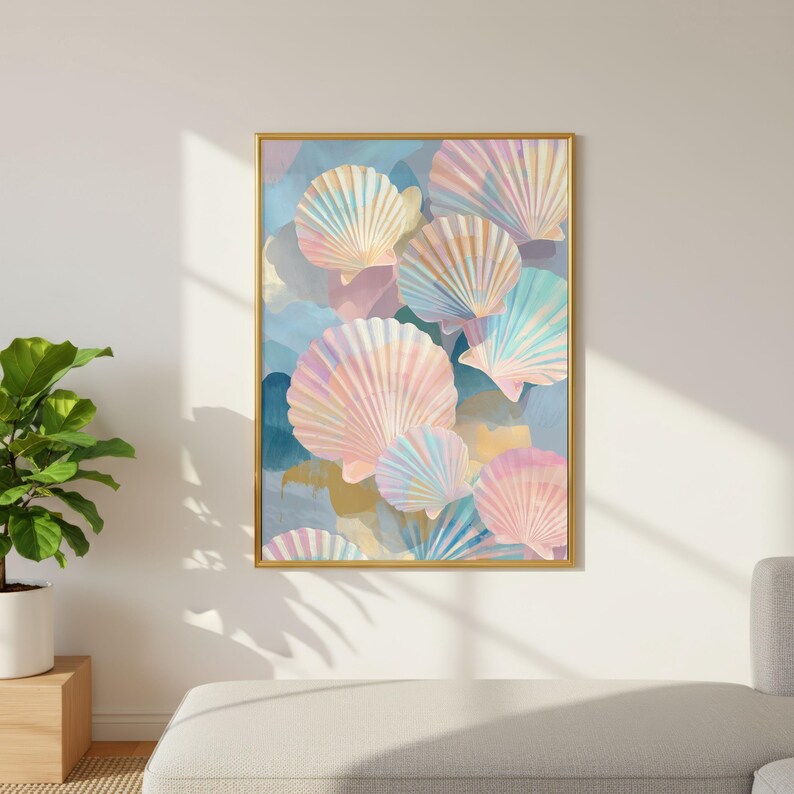 Puede incluir: Una impresi&oacute;n art&iacute;stica enmarcada que presenta una colecci&oacute;n de conchas marinas en colores pastel. Las conchas, en tonos rosa, azul y amarillo, est&aacute;n dispuestas sobre un fondo de pinceladas abstractas azules y doradas. La obra de arte est&aacute; enmarcada en oro.