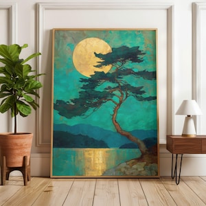 Può includere: Una stampa artistica da parete rettangolare che raffigura un paesaggio stilizzato con una grande luna dorata, un pino verde scuro e montagne color verde acqua profondo riflesse nell'acqua. L'opera è incorniciata in un bordo di legno chiaro.