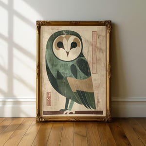 Op de afbeelding: Een ingelijste kunstdruk met een gestileerde uil-illustratie. De uil is afgebeeld in tinten groen, bruin en beige, met een geometrisch ontwerp. Het kunstwerk heeft een getextureerde achtergrond en een gouden, sierlijke lijst.