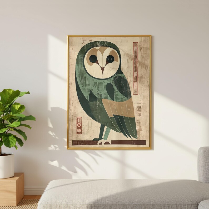 Op de afbeelding: Een ingelijste kunstdruk met een gestileerde uil-illustratie. De uil is afgebeeld in tinten groen, bruin en beige, met een geometrisch ontwerp. Het kunstwerk heeft een vintage esthetiek, met een gouden lijst en een getextureerde achtergrond.