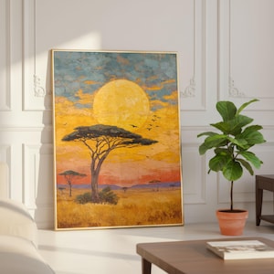 Op de afbeelding: Een rechthoekige ingelijste kunstdruk met een savannelandschap met een grote gele zon, een prominente acaciaboom op de voorgrond en kleinere bomen in de verte onder een getextureerde lucht met tinten blauw, oranje en geel.