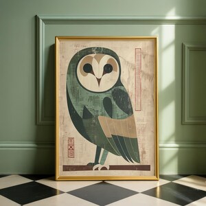 Op de afbeelding: Een ingelijste kunstdruk met een gestileerde uil-illustratie. De uil is afgebeeld in tinten groen, beige en bruin tegen een textuurachtergrond. Het kunstwerk is ingelijst in een goudkleurige lijst en rust tegen een groene muur.