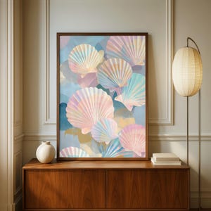 Puede incluir: Una impresi&oacute;n art&iacute;stica enmarcada que presenta una colecci&oacute;n de conchas marinas en colores pastel. La obra de arte muestra una variedad de conchas en tonos rosa, azul y amarillo, sobre un fondo suave y abstracto. El marco de madera a&ntilde;ade calidez.