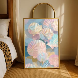 Puede incluir: Una impresi&oacute;n art&iacute;stica enmarcada con un dise&ntilde;o de acuarela de conchas marinas en colores pastel. Las conchas son en tonos rosa, azul y amarillo, sobre un fondo azul y morado suave. El marco es dorado.