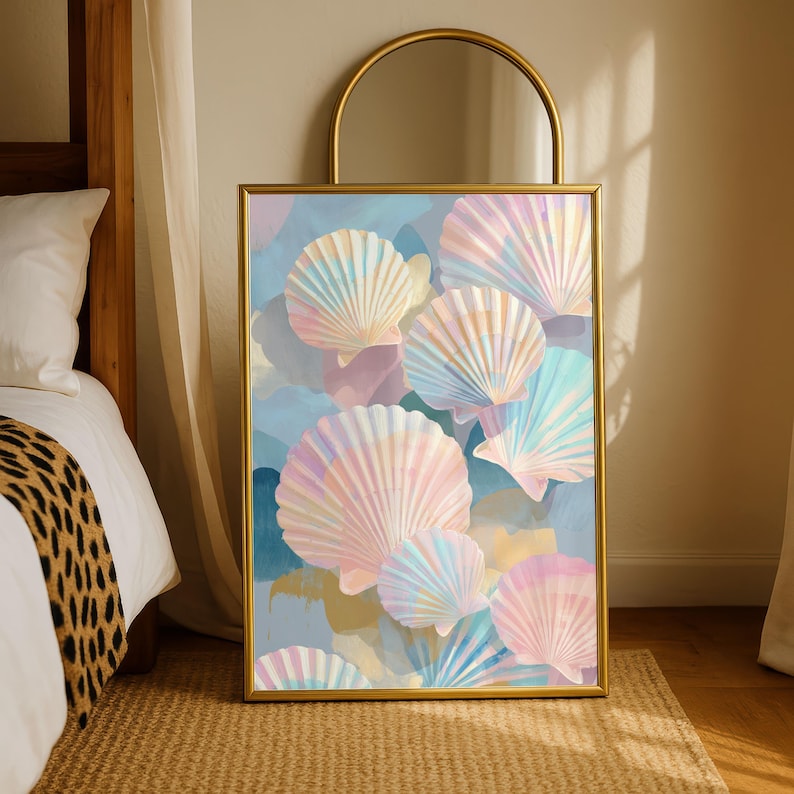 Puede incluir: Una impresi&oacute;n art&iacute;stica enmarcada con un dise&ntilde;o de acuarela de conchas marinas en colores pastel. Las conchas son en tonos rosa, azul y amarillo, sobre un fondo azul y morado suave. El marco es dorado.