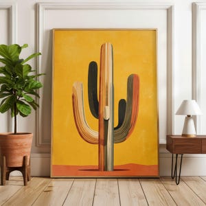 Op de afbeelding: Een rechthoekige wandkunstprint met een gestileerde saguaro-cactusillustratie gecentreerd op een levendige gele achtergrond. De cactus vertoont verticale strepen in tinten bruin, oranje en groen, geplaatst tegen een effen oranje grondlijn.