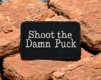 Shoot the Damn Puck opstrijkbare borduurpatch