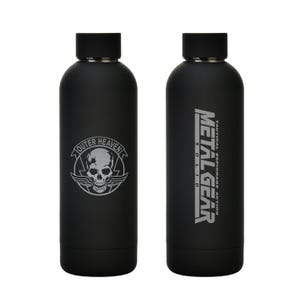 Op de afbeelding: Twee zwarte geïsoleerde waterflessen. Eén heeft een schedel- en vleugelontwerp met de tekst "Outer Heaven". De andere fles heeft de tekst "Metal Gear Solid Tactical Espionage Action". Beide flessen hebben zwarte deksels.
