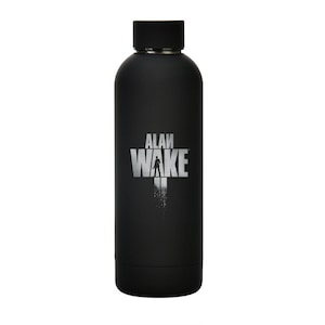 Può includere: Borraccia isolante nera con finitura opaca. La bottiglia presenta la scritta "ALAN WAKE" in bianco, con la silhouette di una persona. La bottiglia ha un tappo e una base neri.