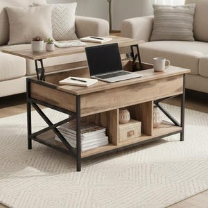 Könnte beinhalten: Ein Couchtisch mit aufklappbarer Tischplatte in hellem Braun mit schwarzem Metallrahmen. Der Tisch hat ein unteres Regal und eine aufklappbare Oberfläche mit einem Laptop und einer Tasse. Der Tisch steht in einem Wohnzimmer mit Teppich und Sofa.