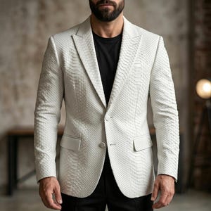 Blazer de cuero blanco para hombre, abrigo con estampado de piel de serpiente exótica / chaqueta llamativa de dos botones con textura de pitón de lujo