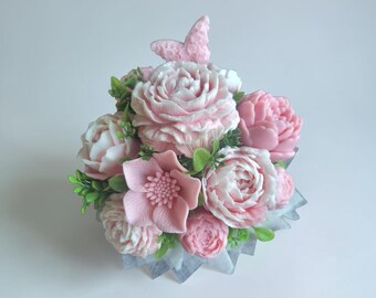 Ramo de flores de jabón rosa rubor – Rosas hechas a mano, detalle de mariposa, arreglo romántico