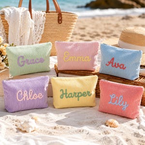 Puede incluir: Seis estuches rectangulares de pana en colores pastel, cada uno con un nombre bordado en hilo de contraste. Los estuches son verde claro con 'Grace', rosa con 'Emma', azul con 'Ava', morado con 'Chloe', amarillo con 'Harper' y coral con 'Lily'.