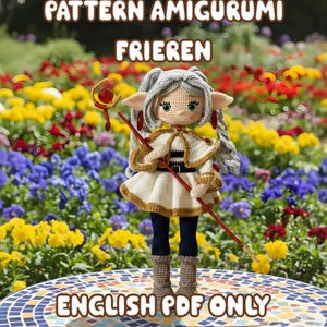 Peut inclure: Poupée amigurumi faite à la main représentant un personnage de Frieren, tenant un bâton. La poupée a des cheveux gris, une robe blanche avec des bordures dorées et des leggings bleus. Le texte "PATTERN AMIGURUMI FRIEREN ENGLISH PDF ONLY" est en haut et en bas.