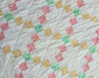 Ierse kettingquilt, negen patchquilt, geelgroen roze quilt, queensize bedtopper