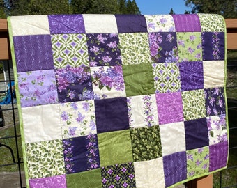 Paarse bloemenquilt, paarse en groene quilt, patchworkquilt