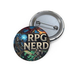 Op de afbeelding: Een ronde button met speld en de tekst RPG NERD in grote letters. Het ontwerp toont een tovenaar die een blauwe spreuk uitspreekt, een rode draak die vuur spuwt en een ridder met een zwaard. De achterkant is van zilverkleurig metaal met een speld.