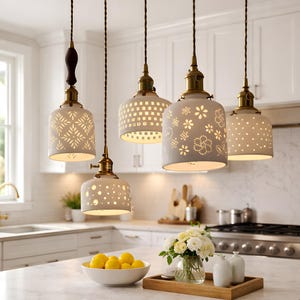 Puede incluir: Juego de tres tazas de cerámica con acabado mate moteado. Las tazas son de color crema, gris claro y gris oscuro. Cada taza tiene un diseño simple y minimalista, ideal para café o té.