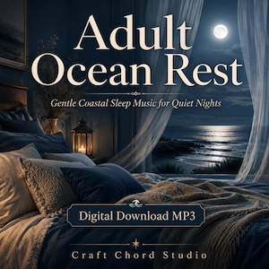 Könnte beinhalten: Ein digitaler MP3-Download mit dem Titel Adult Ocean Rest, Gentle Coastal Sleep Music for Quiet Nights von Craft Chord Studio. Das Bild zeigt ein Schlafzimmer mit Bett, Kissen, einer Laterne und Blick auf das Meer bei Vollmond.