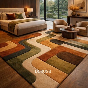 Puede incluir: Una taza de cerámica blanca con un asa negra y el texto "But First, Coffee" en negrita negra. La taza se encuentra sobre un fondo borroso, resaltando su diseño simple.