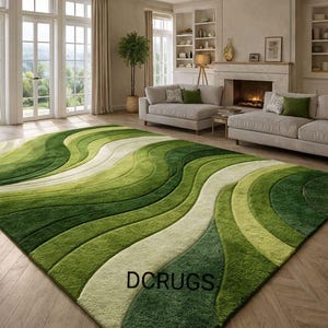 Pode incluir: Um tapete retangular grande com um design ondulado e fluido em tons de verde e branco. O tapete apresenta uma superfície texturizada e macia e está colocado numa sala de estar com mobiliário de tons neutros e janelas grandes.