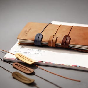Minimalist Leather Journal Strap – Slim Notebook Closure with Elastic Cord