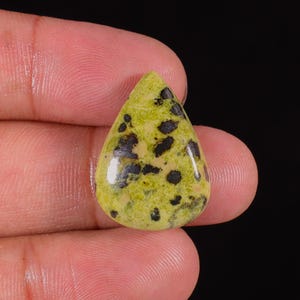 Naturlig ödelsit cabochon lös ädelsten päronformad för att göra smycken 24x17x7mm 20ct. HH-110