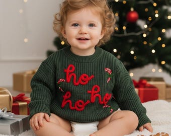 Maglione natalizio verde fatto a mano per bambini, maglia grossa, pullover Ho Ho Ho, top natalizio ricamato per bambini, completo classico invernale festivo per foto.