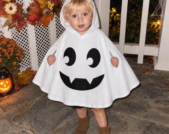 Costume da fantasma bianco con cappuccio per bambini, accessorio fotografico, simpatico e spettrale mantello poncho di Halloween per feste in maschera autunnali, 95% cotone e spandex.