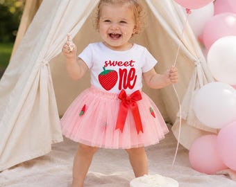 Spersonalizowany strój na pierwsze urodziny Sweet One Strawberry, body dla dziewczynki z imieniem i różową spódniczką tutu, haftowany letni kombinezon dla niemowląt