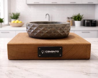 Decoratieve grijze betonnen schaal met houten voet - Gefacetteerd geometrisch ontwerp - Modern minimalistisch middelpunt - Cemento Creative Lab