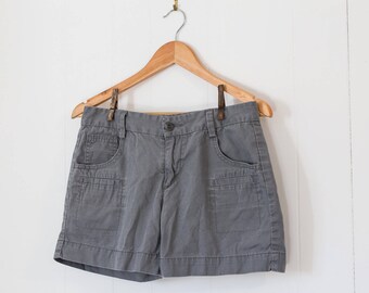 Vintage Levis shorts / women's / grey / khaki / cotton / pockets / summer / size 2