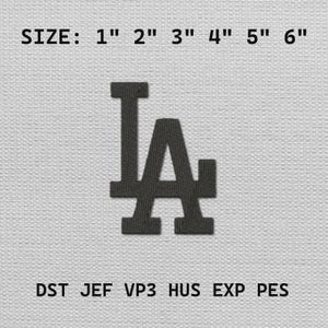 Puede incluir: Un parche bordado gris oscuro con las letras "LA" en una fuente estilizada. El parche se muestra sobre un fondo de tela gris claro. El texto en la parte superior indica tamaños de 2,5 cm a 15 cm. El texto inferior enumera los formatos de archivo de bordado.