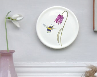Flower and bee mini wall plate- Floral wall art-Nature wall art-spring wall art-Spring décor -Nature Gift- Decorative Plate