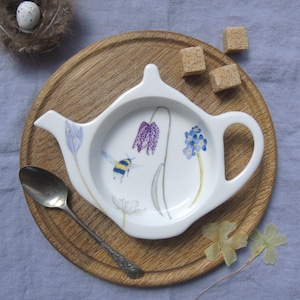 Porte-sachet de thé abeille - rangement pour sachets de thé - plat de sachet de thé fleur de printemps - cadeau pour les amateurs de thé - remplissage de bas de thé - support de sachet de thé en forme de théière