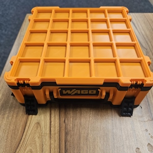 Peut inclure: Une tasse en céramique blanche avec une anse noire et le texte "But first, coffee" dans un style manuscrit. La tasse est posée sur une surface blanche.