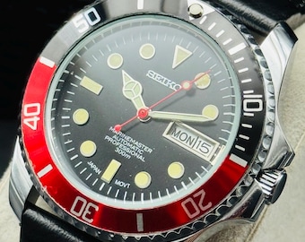 Vintage Seiko 5 Automatic Watch: Black Dial Day-Date, Refurbished 1990s