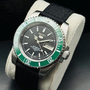 Vintage Seiko 5 Automatic Men’s Wrist Watch: Sunburst Black Dial, Water Resistant Green Bezel