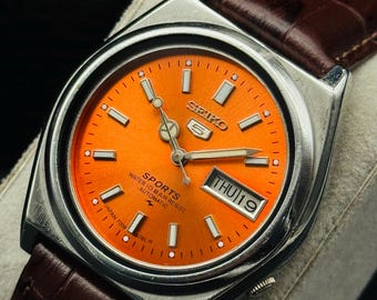 Vintage Seiko 5 Sports automatisk herrarmbandsur med dag- och datumfunktion, Ref-7009, orange urtavla