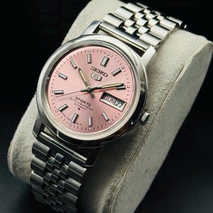 AUTHENTIC VINTAGE SEIKO ROSE QUARTZ DAINTY WATCH Rare Dainty Seiko Gold-Tone Bracelet Watch with Pink Gem  main image 3