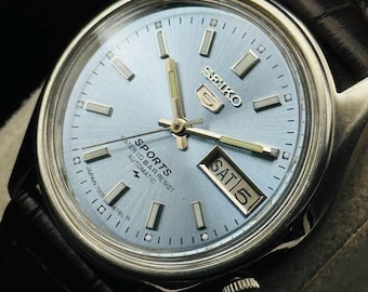 Reloj de pulsera automático deportivo Seiko 5 vintage para hombre, con día y fecha, esfera azul cielo, brilla en la oscuridad.