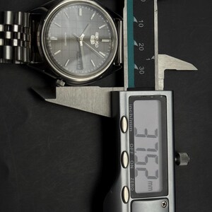 Vintage Seiko 5 automatisch herenpolshorloge met dag- en datumweergave en originele zwarte wijzerplaat. afbeelding 8