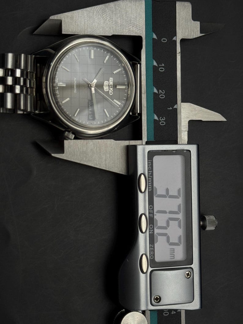 Vintage Seiko 5 automatisch herenpolshorloge met dag- en datumweergave en originele zwarte wijzerplaat. afbeelding 8