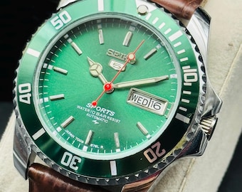 Vintage Seiko 5 Automatic-klocka: Grön sporturtavla Day-Date, renoverad 1990-tal, utställningsbaksida