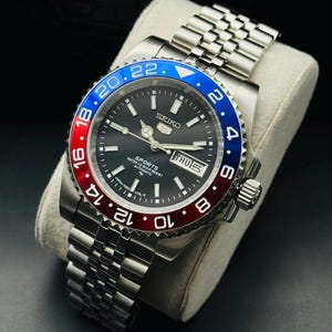 Vintage Seiko 5 Automatic Men’s Wrist Watch: Sunburst Black Dial, Water Resistant Pepsi Bezel