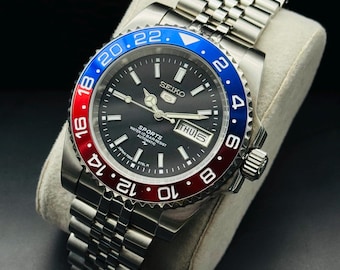 Vintage Seiko 5 Automatic Men's Wrist Watch: Sunburst Black Dial, Water Resistant Pepsi Bezel