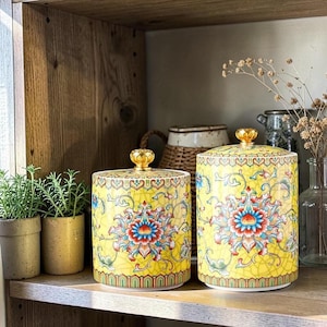 Färgglad blommig förvaringsburk i keramik med lock, köksbänk, lantlig inredning