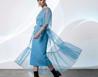Vestido de dos piezas de organza y seda: conjunto midi con capas, ropa moderna para ocasiones especiales.